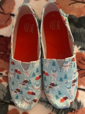 TOMS Kids Light Blue Yeti Print Slip-Ons with Red Insole